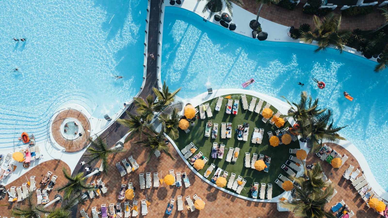 Sonniger Ferienort mit Pool und Palmen in Los Cristianos auf Teneriffa