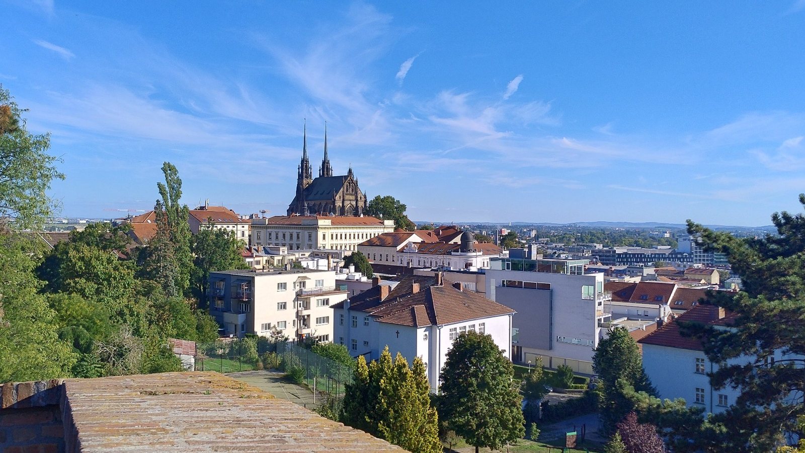 Blick über Brno mit der Kathedrale St. Peter und Paul