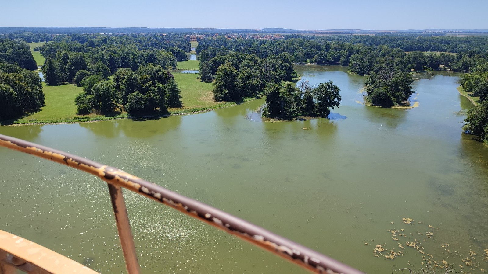 Blick vom Minarett über die Wasserflächen und Inseln im Schlosspark Lednice