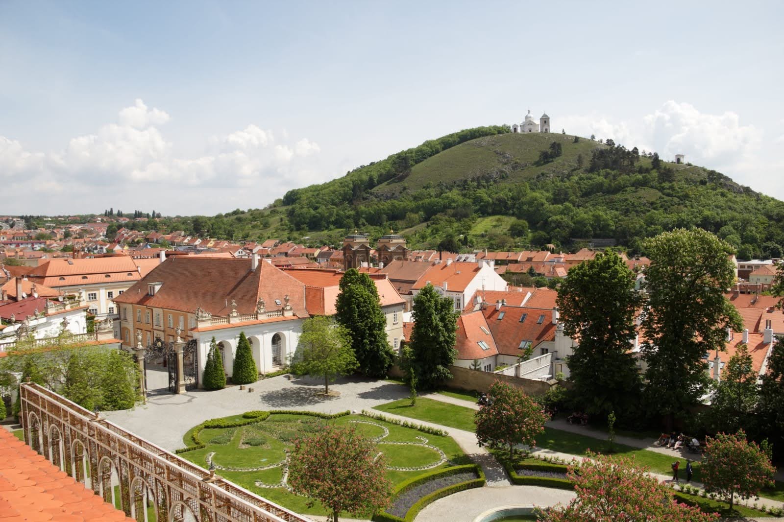 Blick über Mikulovs Dächer zum Heiligen Berg mit Kapelle