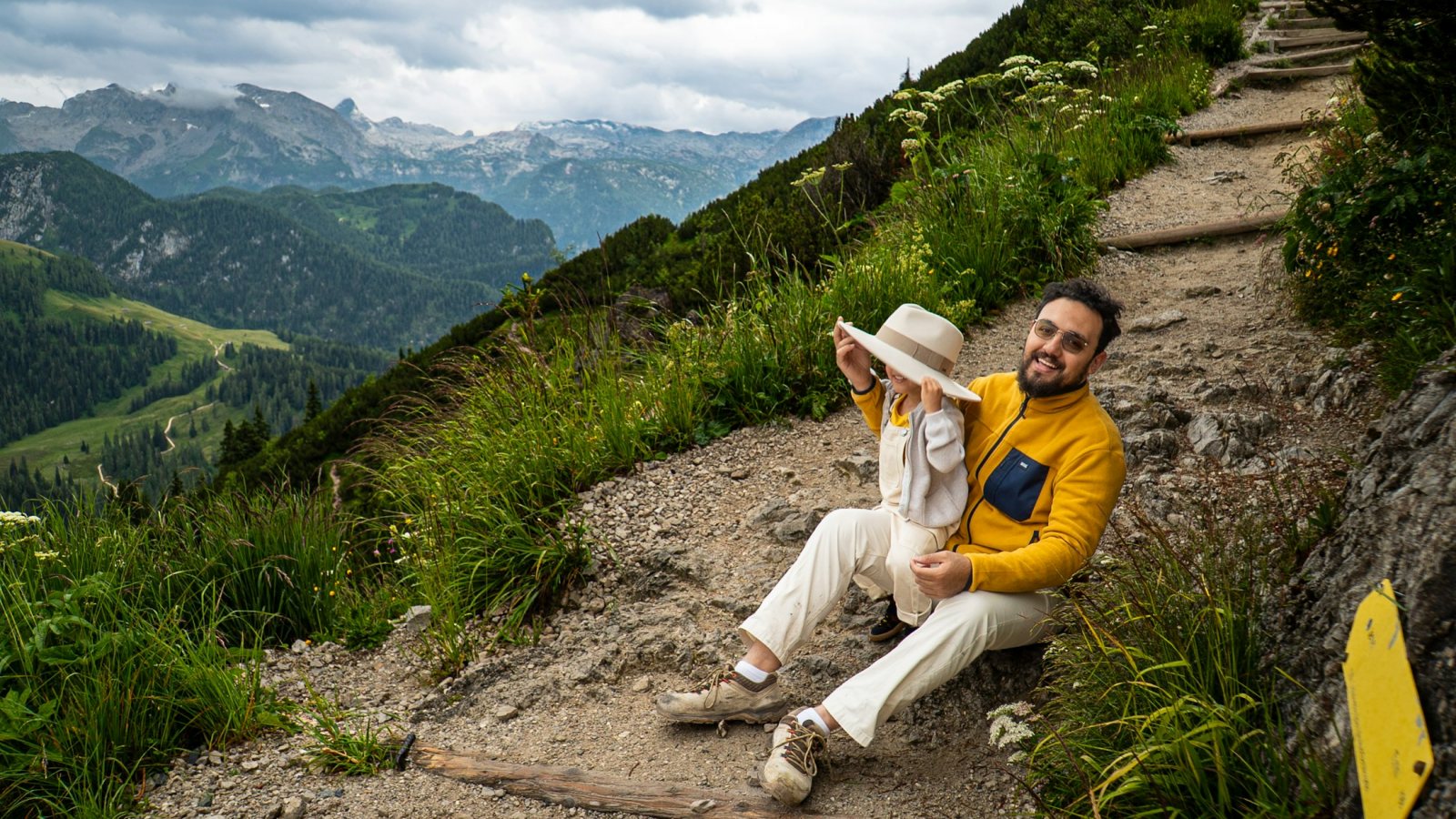 Vater und Kind bei einer Familienwanderung am Königssee