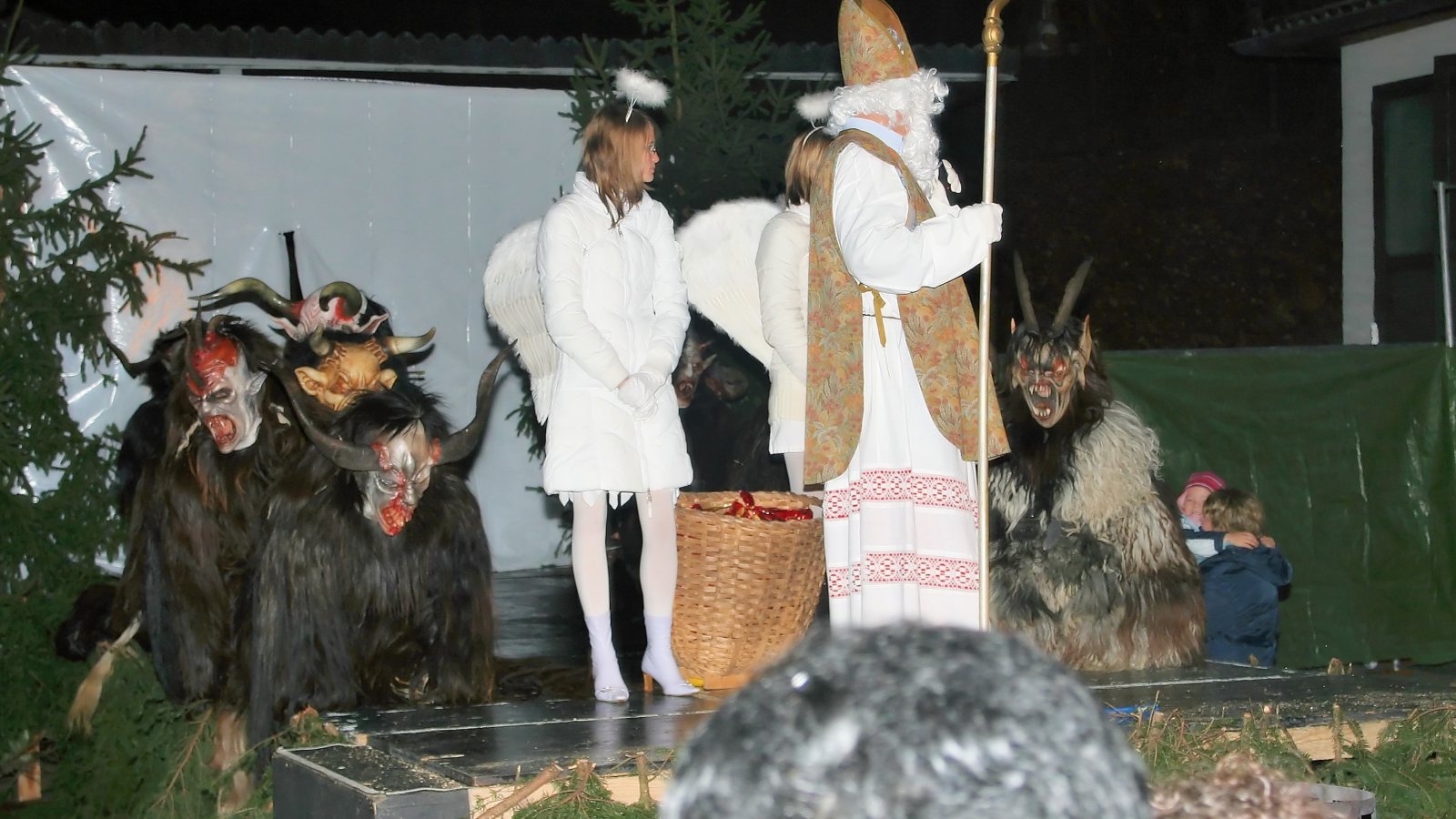 Nikolaus mit Krampussen und Engeln bei einem Salzburger Brauchtumsumzug