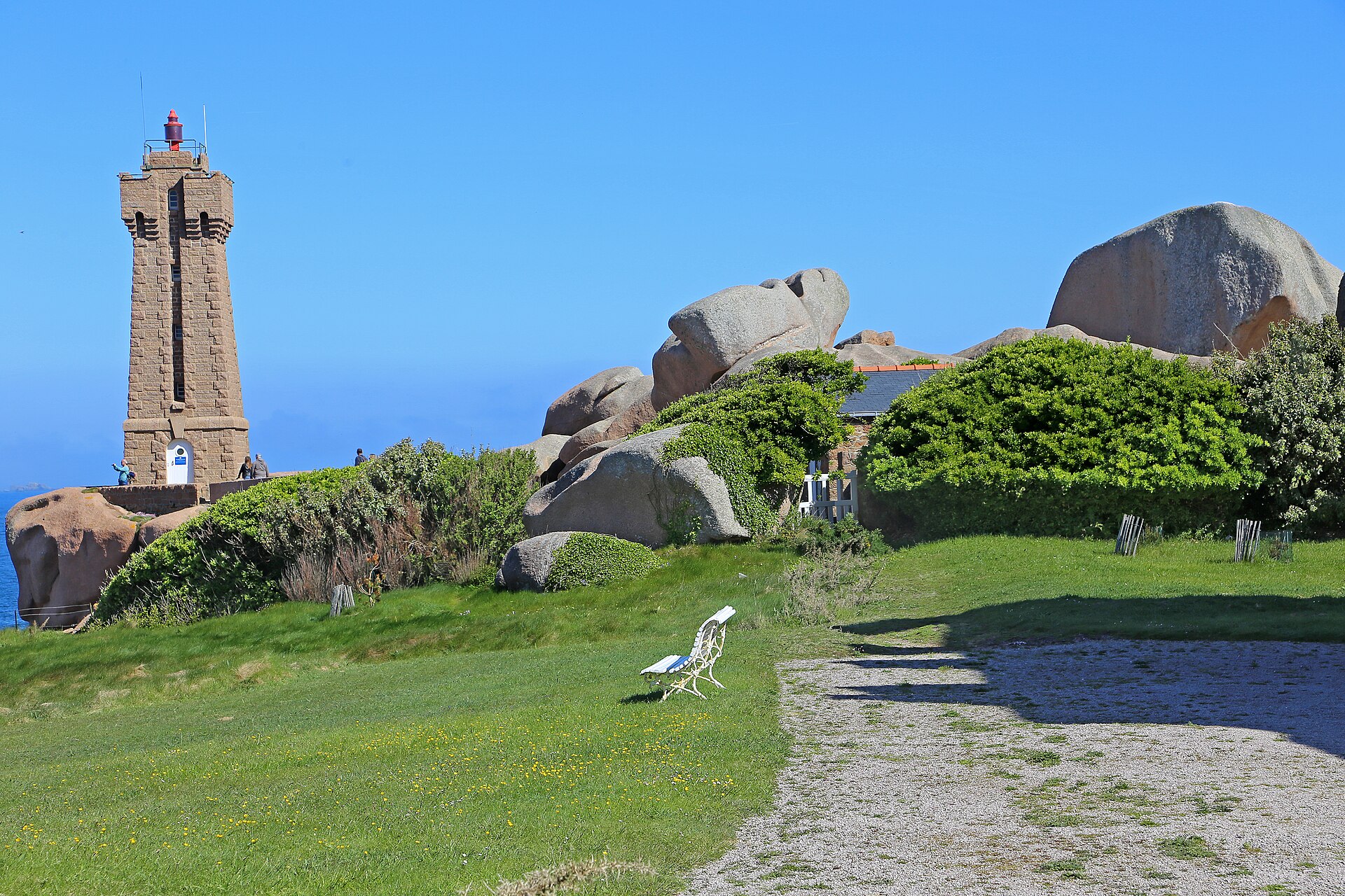 Leuchtturm und Granitfelsen bei Ploumanac’h
