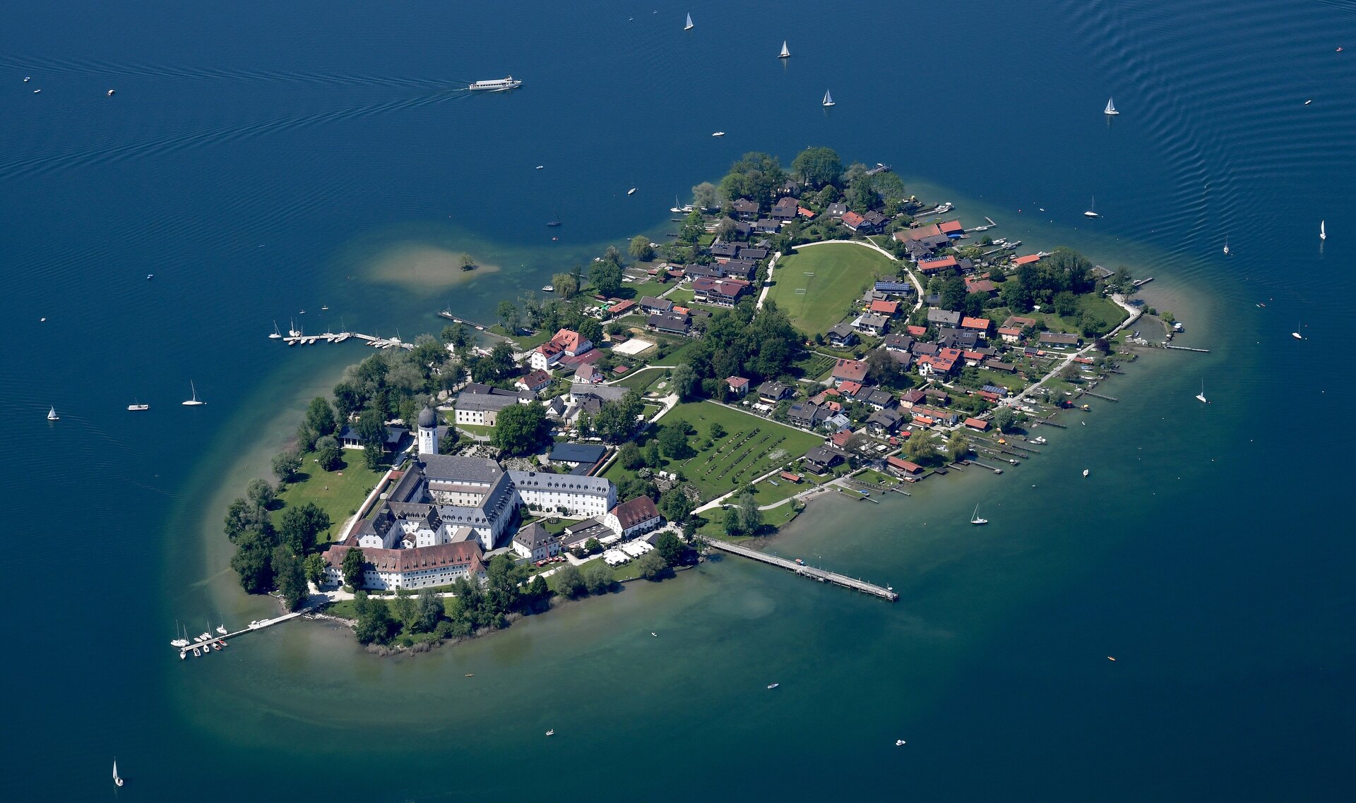 Luftaufnahme der Fraueninsel im Chiemsee