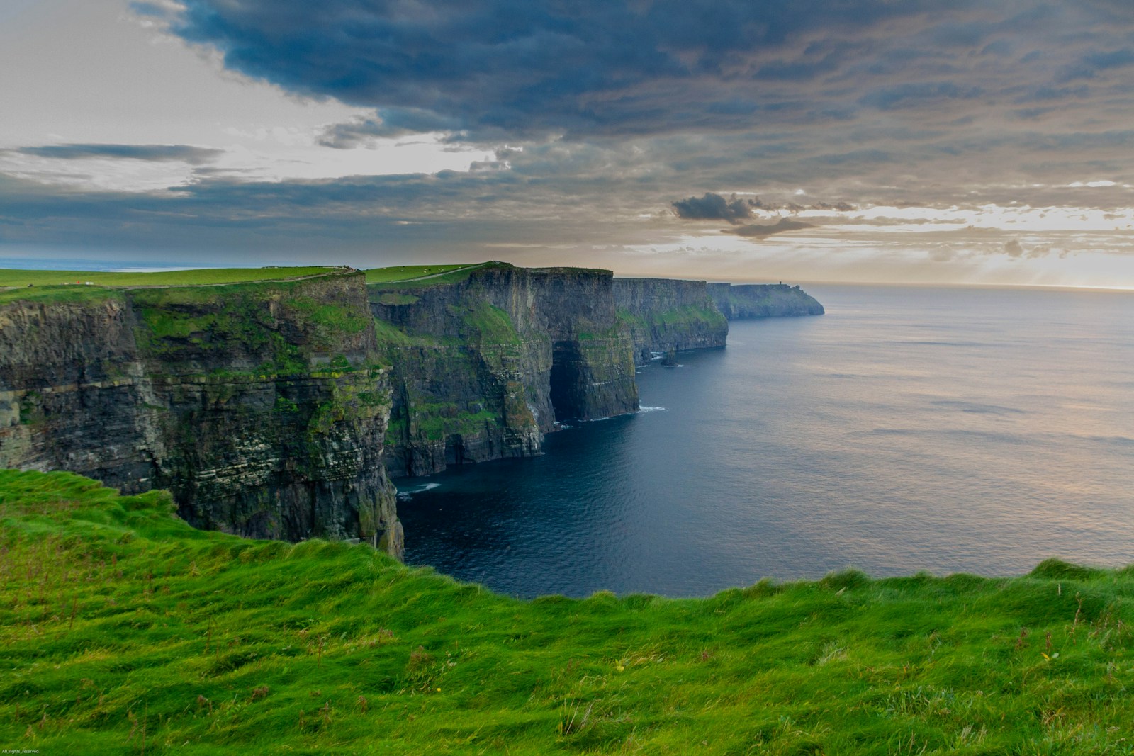 Grüne Klippen der Cliffs of Moher über dem Atlantik in County Clare