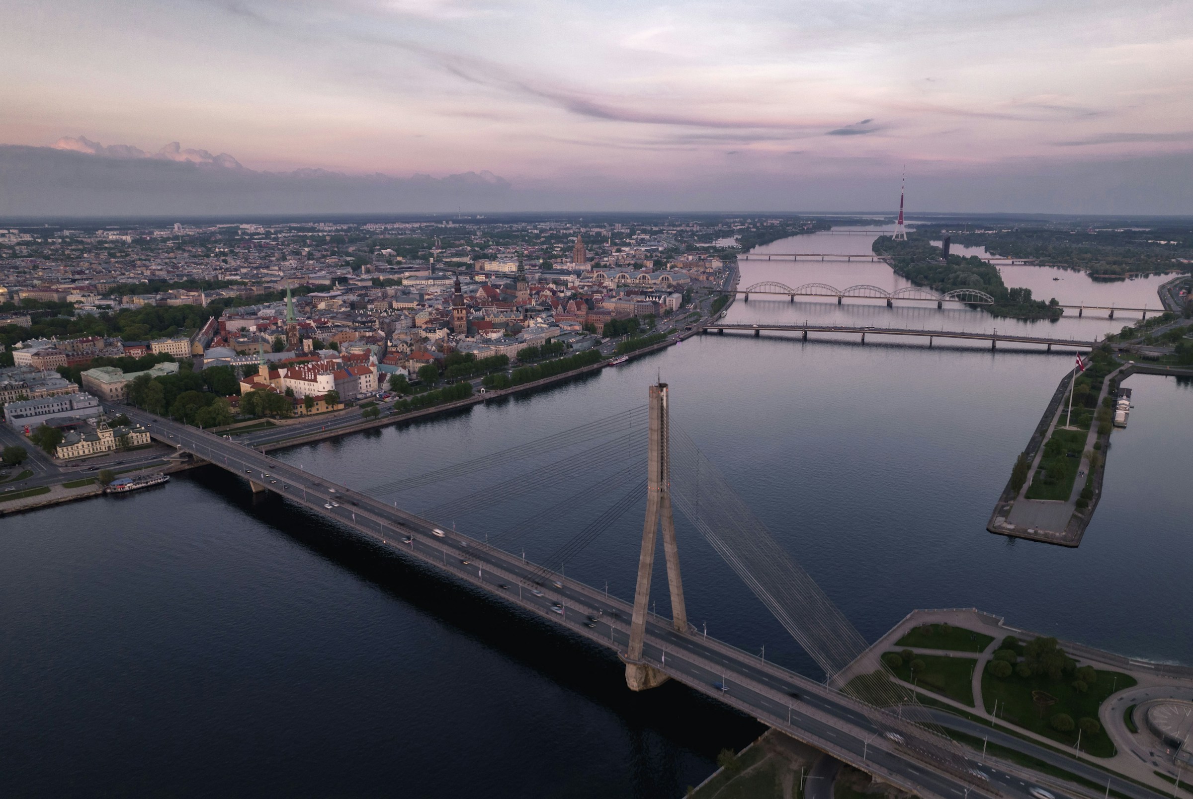 Riga und die Daugava in der Abenddämmerung
